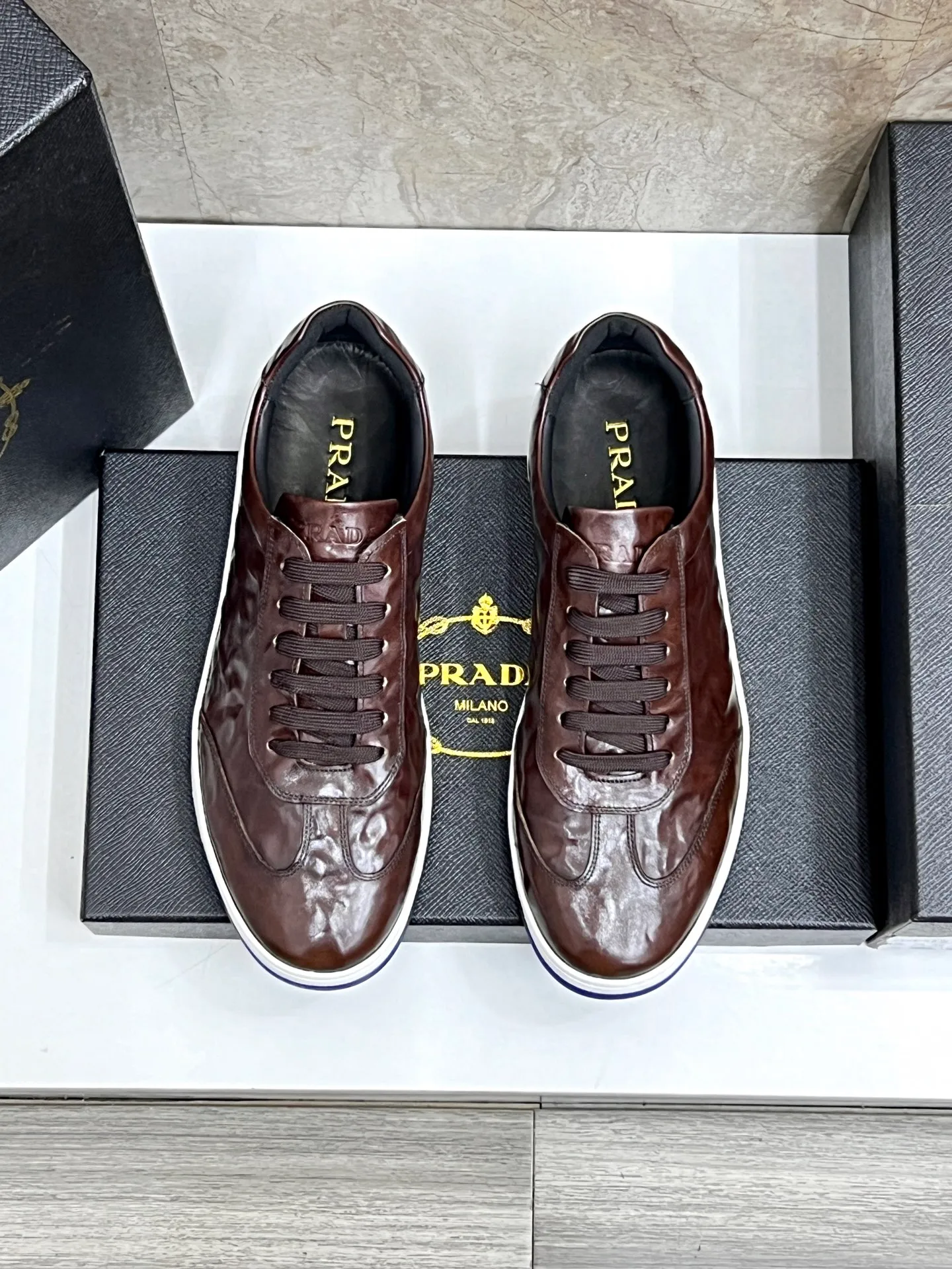💰620 Prada classic men’s lace-up casual shoes｜Imported cowhide upper｜Layered stitching design on the upper Lightweight and breathable｜Soft and comfortable｜PRADA letters on the side｜Distinctive sporty style Showing the brand style｜Lightweight embossed rubber sole｜With cowhide foot pad lining｜Excellent foot feel Fashionable and elegant｜Size: 38-44 (customized at 45)